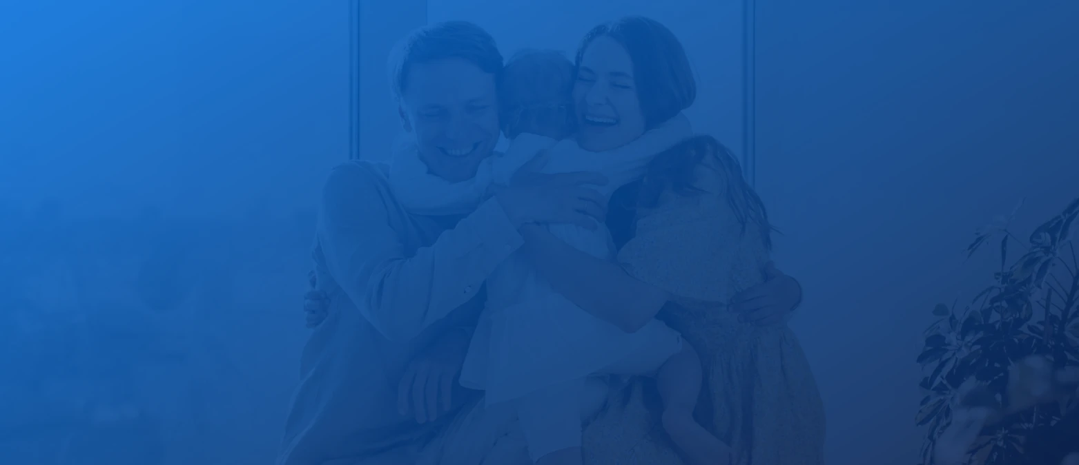 Familia latinoamericana practicando autocuidado juntos